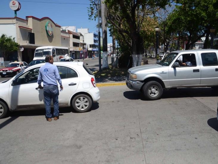 Choque entre dos unidades deja daños materiales