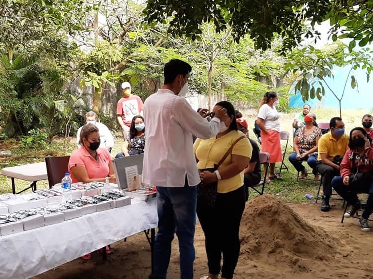 Entregan lentes sin costo a más de 130 personas