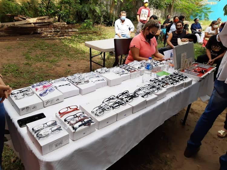 Entregan lentes sin costo a más de 130 personas
