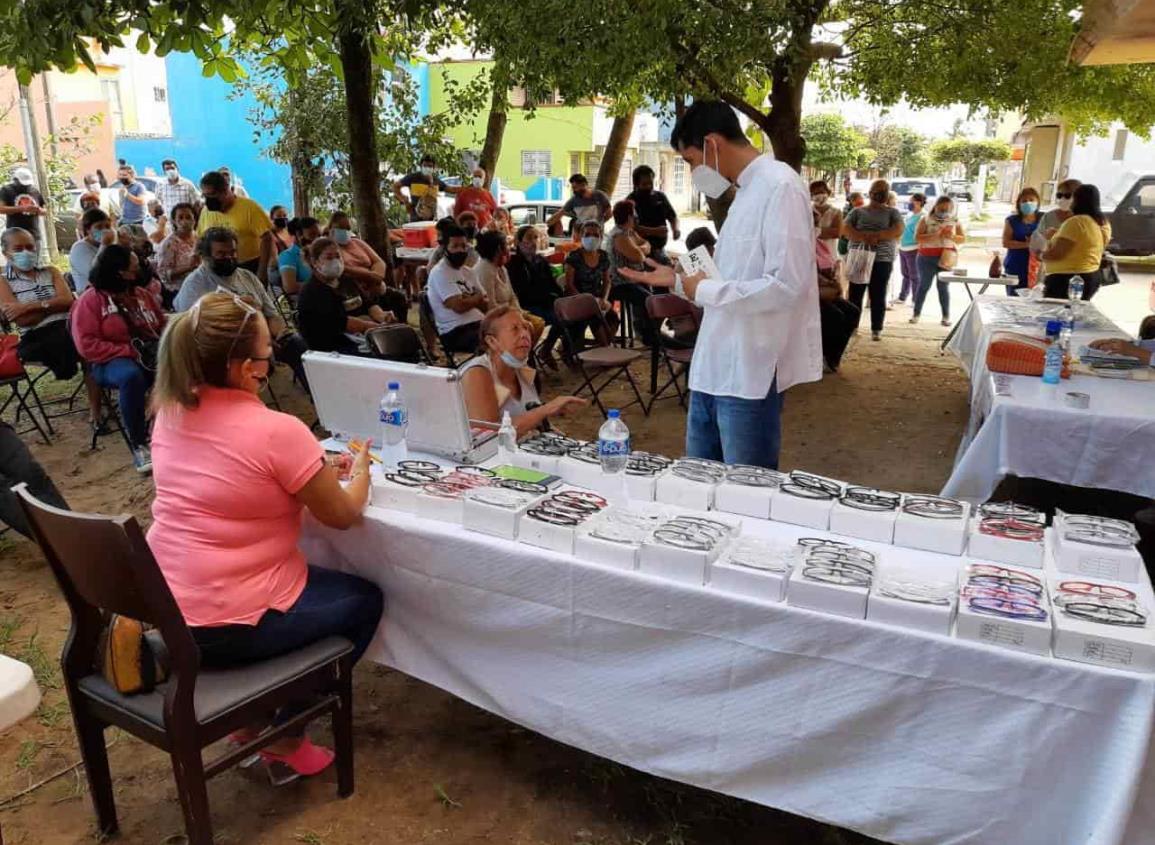 Entregan lentes sin costo a más de 130 personas