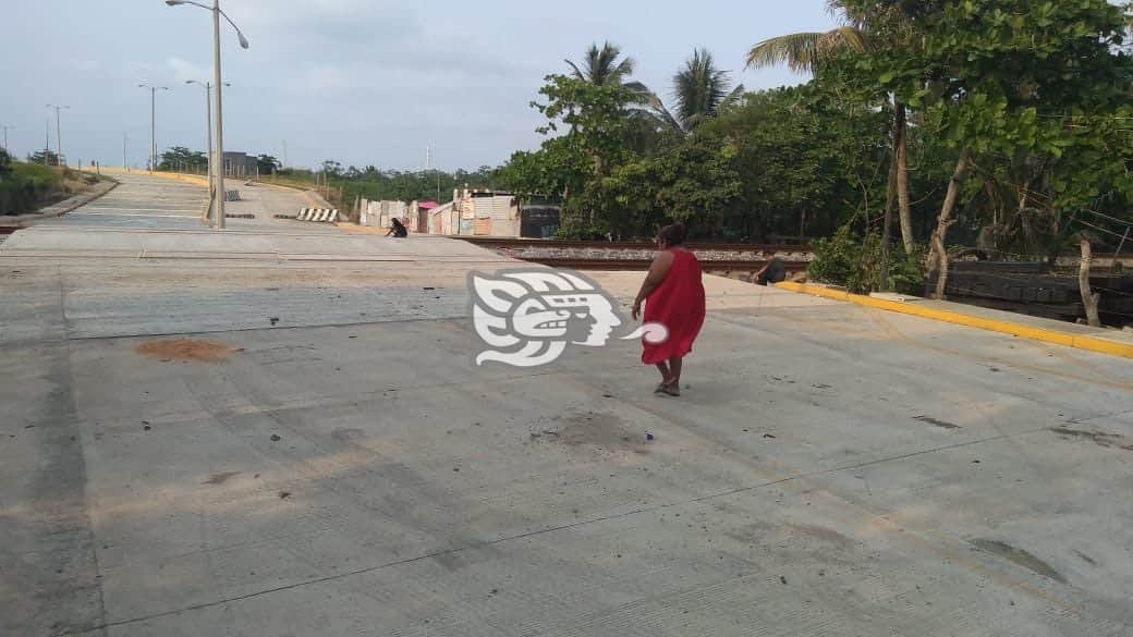 Conceden paso de vía en avenida Zabludovsky de Coatzacoalcos