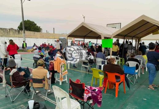 Esperan 14 horas para vacunarse en DIF de Matamoros de Veracruz