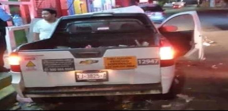 Conductor impacta vehículo estacionado en Boca del Río