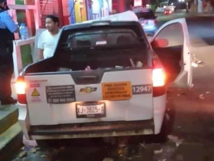 Conductor impacta vehículo estacionado en Boca del Río