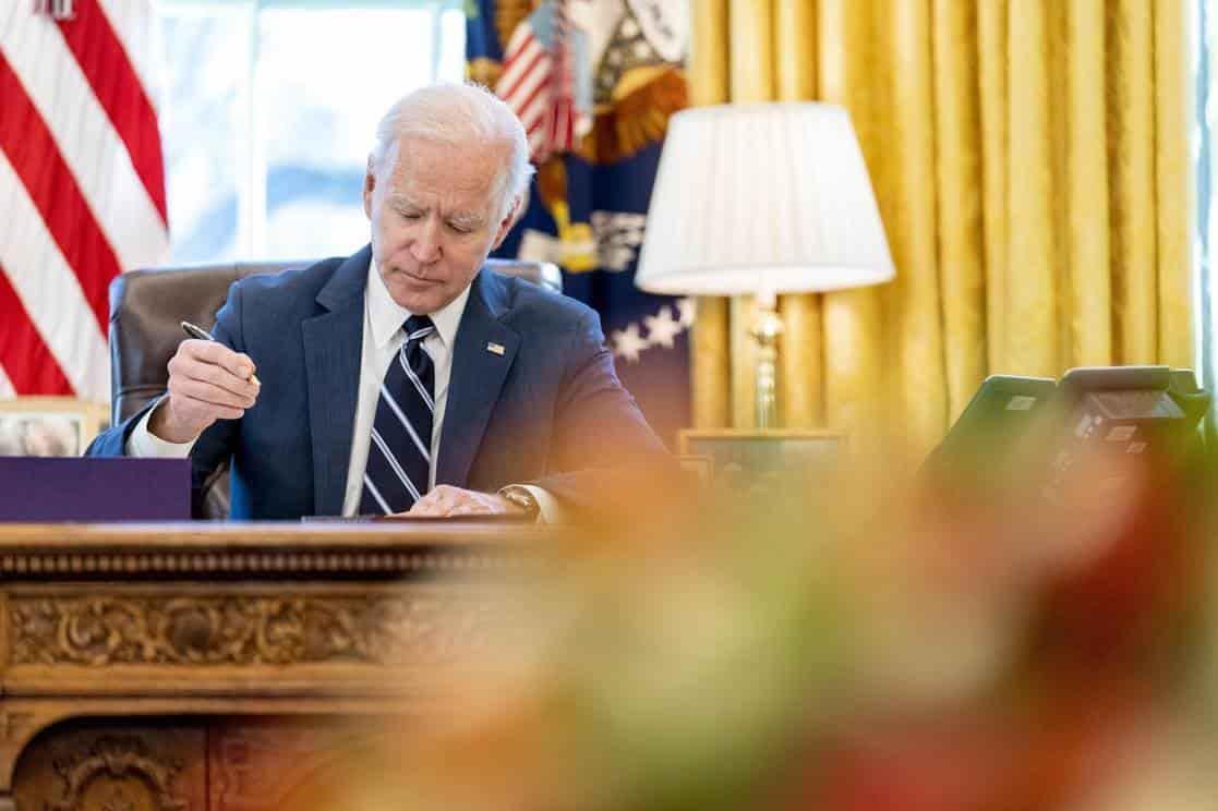 Promulga Biden su plan de rescate económico