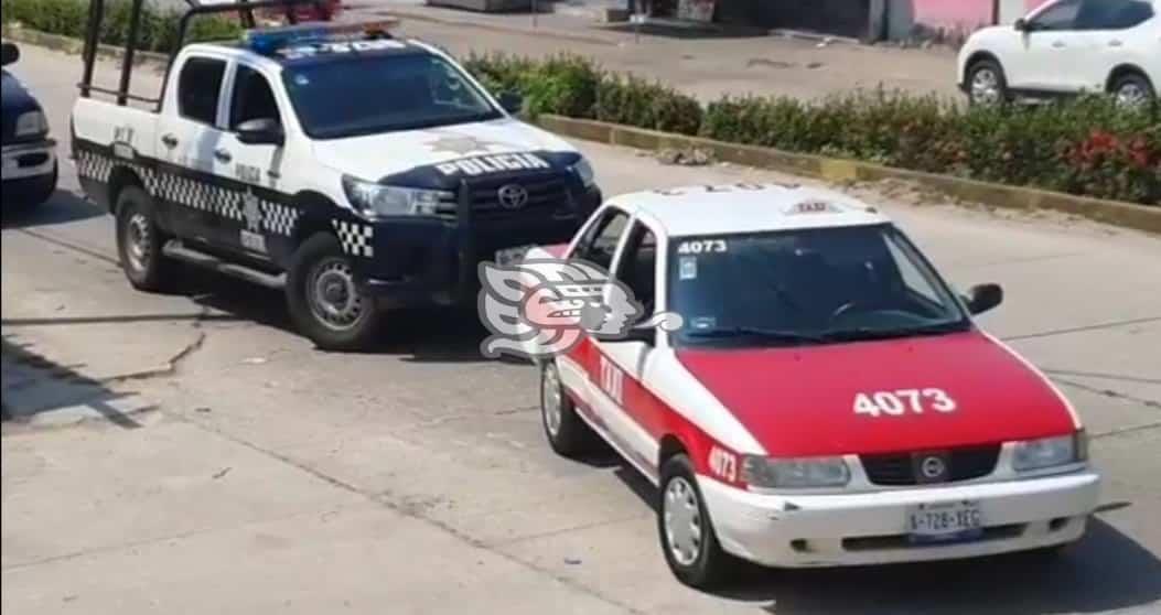 Motociclistas chocan contra taxi frente al panteón de Lomas de Barrillas