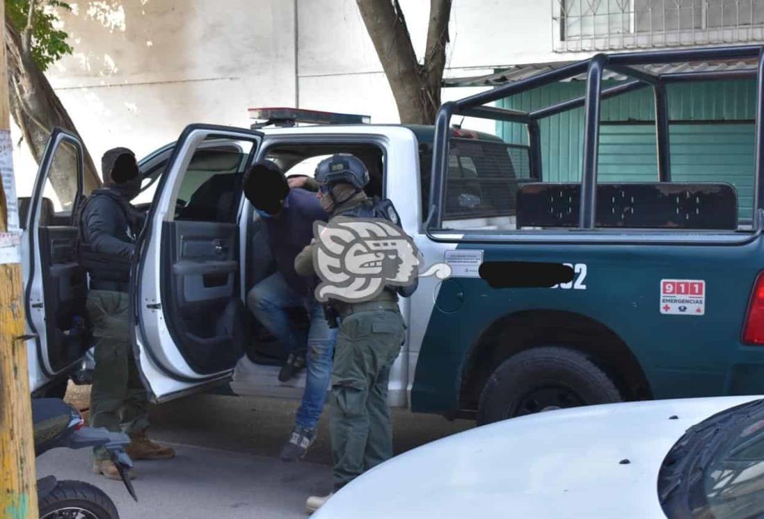 Detiene Fuerza Civil a electricista armado y con droga en Acayucan 