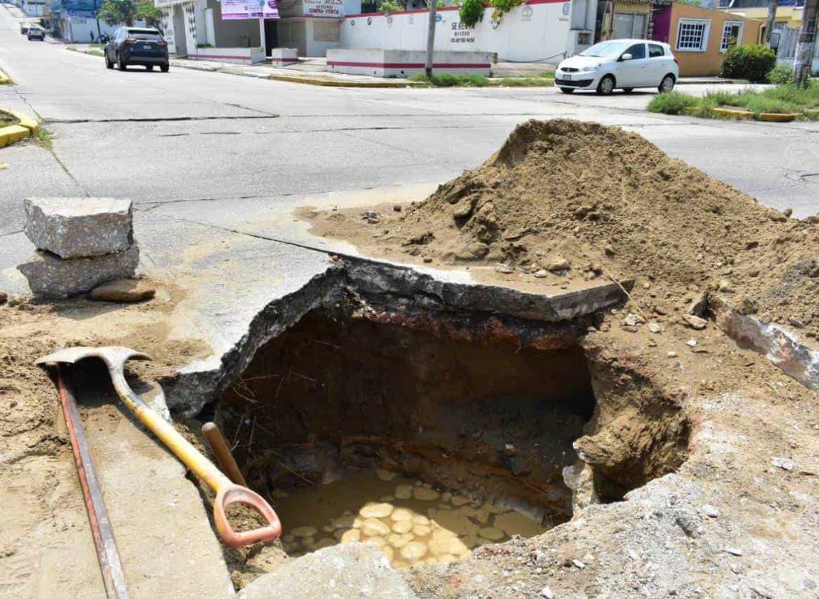 Trabajan en reparación de peligroso hundimiento en avenida de Coatza