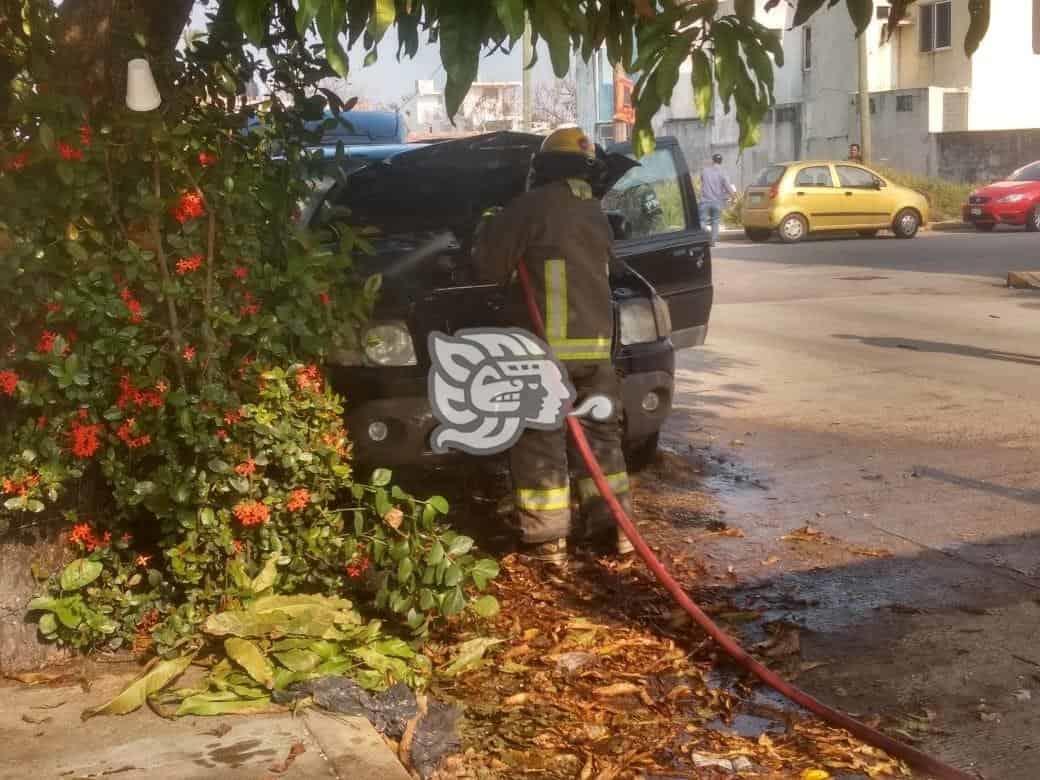 Vecinos ayudan a sofocar incendio de camioneta en Coatzacoalcos