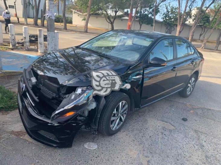 Se registra accidente entre dos motociclista y vehículo: deja dos lesionados