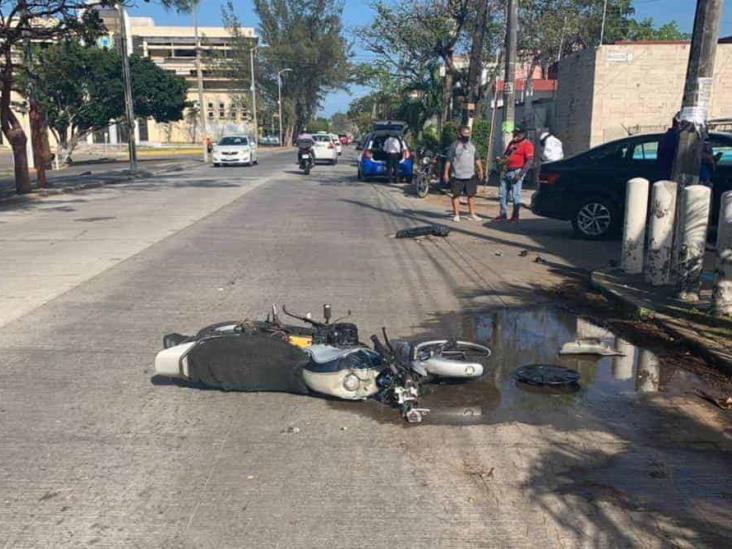 Se registra accidente entre dos motociclista y vehículo: deja dos lesionados