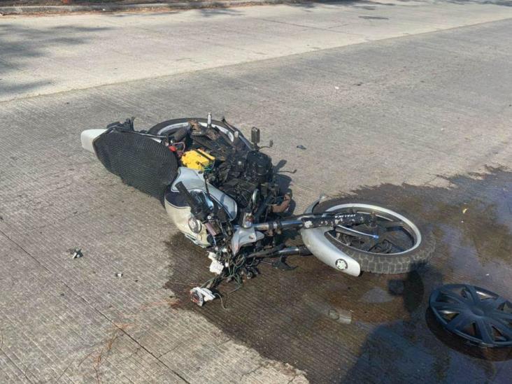 Se registra accidente entre dos motociclista y vehículo: deja dos lesionados