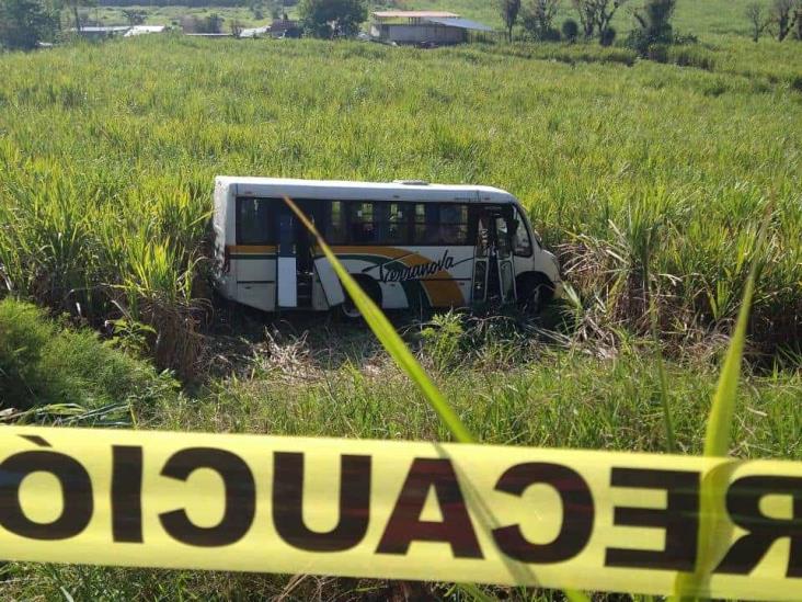 Volcadura de autobús en Tomatlán deja 10 lesionados