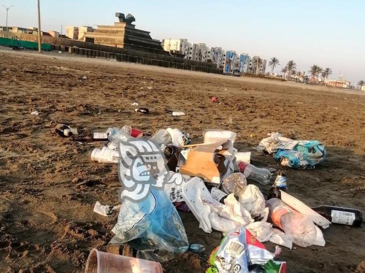 Inconsciencia; dejan playa y malecón de Coatzacoalcos hecho un basurero