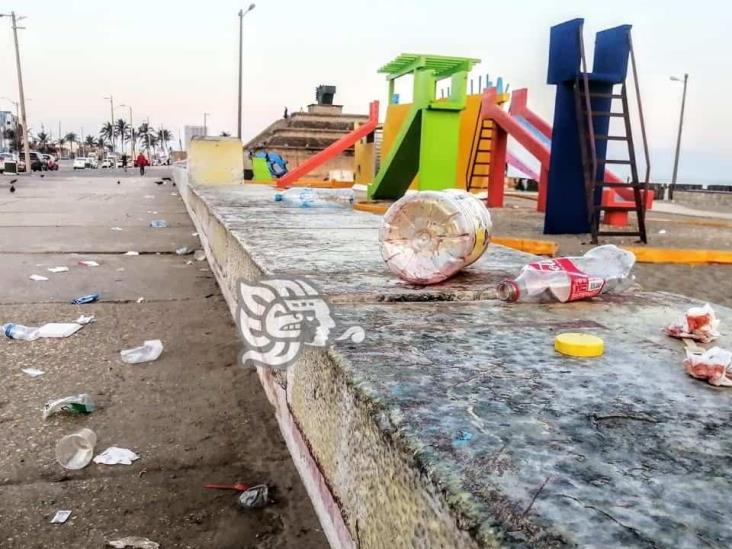 Inconsciencia; dejan playa y malecón de Coatzacoalcos hecho un basurero