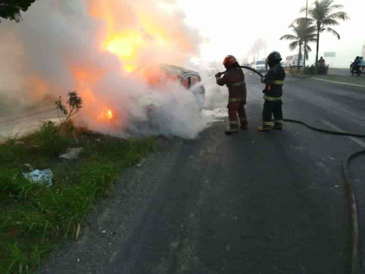 Se incendia vehículo en carretera federal 140