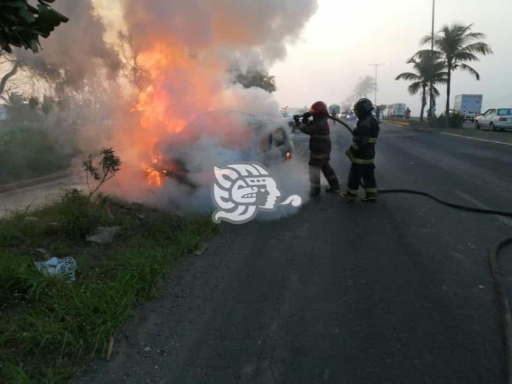 Se incendia vehículo en carretera federal 140