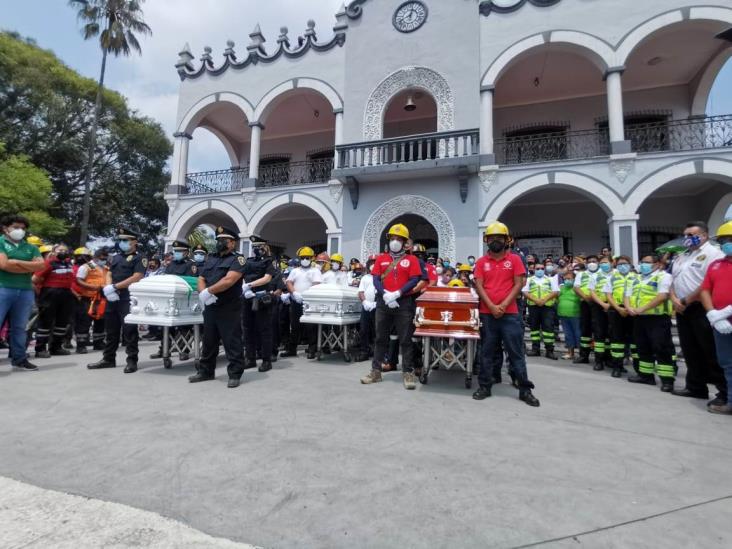 Despiden a bomberos muertos tras combate a incendio forestal en Veracruz