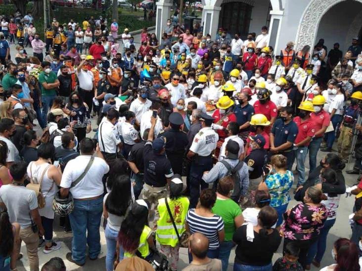 Despiden a bomberos muertos tras combate a incendio forestal en Veracruz