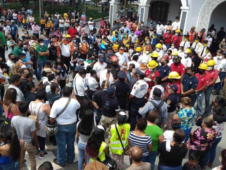 Despiden a bomberos muertos tras combate a incendio forestal en Veracruz