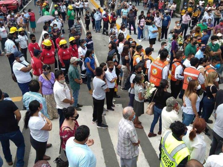 Despiden a bomberos muertos tras combate a incendio forestal en Veracruz