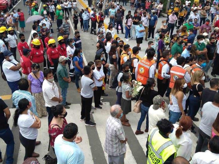 Despiden a bomberos muertos tras combate a incendio forestal en Veracruz