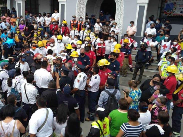 Despiden a bomberos muertos tras combate a incendio forestal en Veracruz