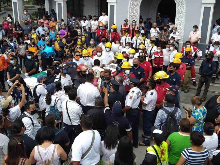 Despiden a bomberos muertos tras combate a incendio forestal en Veracruz