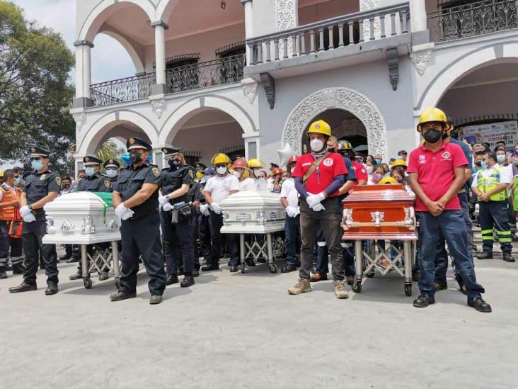 Despiden a bomberos muertos tras combate a incendio forestal en Veracruz