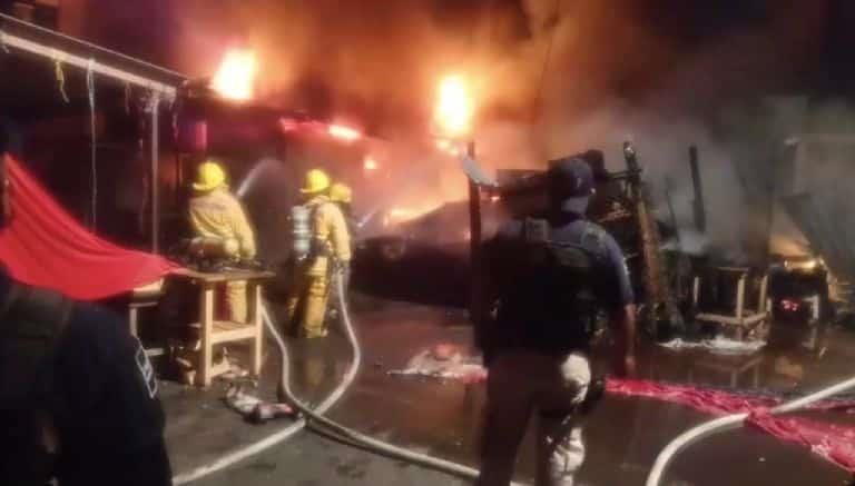 Incendio en Juchitán consume casetas del mercado