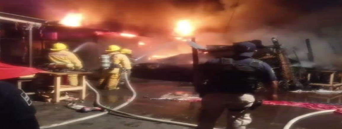 Incendio en Juchitán consume casetas del mercado