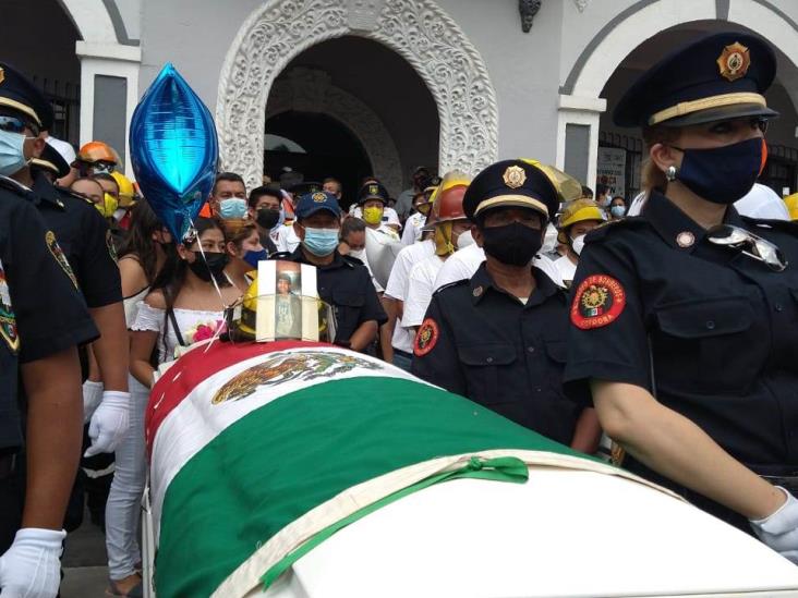 Despiden a bomberos muertos tras combate a incendio forestal en Veracruz