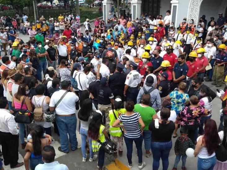 Despiden a bomberos muertos tras combate a incendio forestal en Veracruz