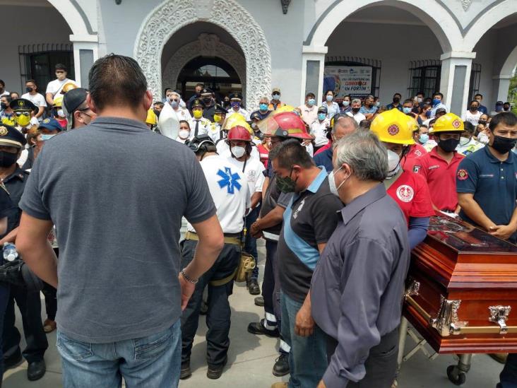 Despiden a bomberos muertos tras combate a incendio forestal en Veracruz