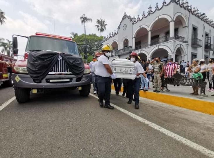 Despiden a bomberos muertos tras combate a incendio forestal en Veracruz