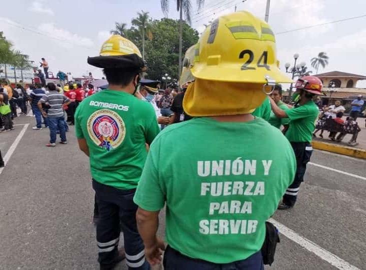 Despiden a bomberos muertos tras combate a incendio forestal en Veracruz