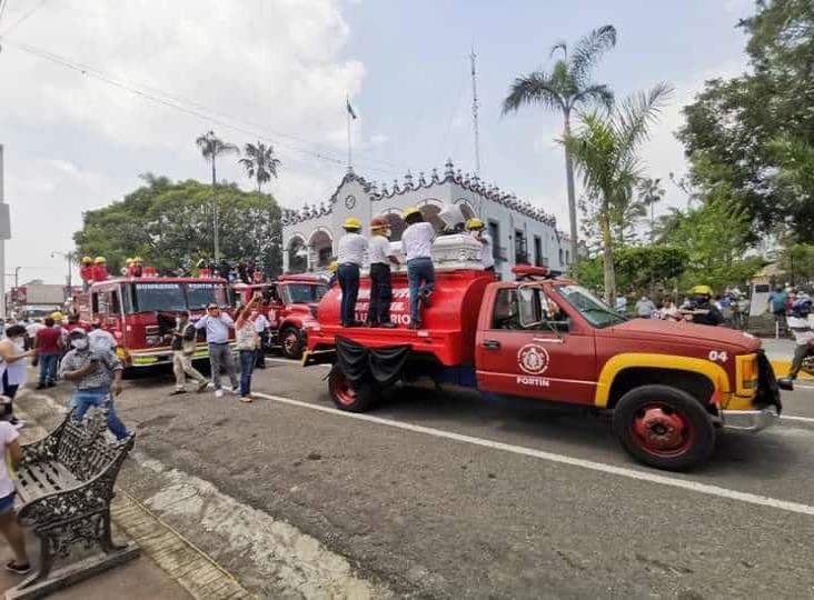 Despiden a bomberos muertos tras combate a incendio forestal en Veracruz