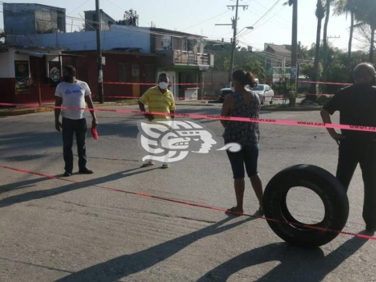 Con bloqueo, vecinos exigen rehabilitación de drenaje y calles