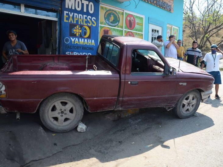 Camioneta se incrusta en fachada de negocio en Veracruz