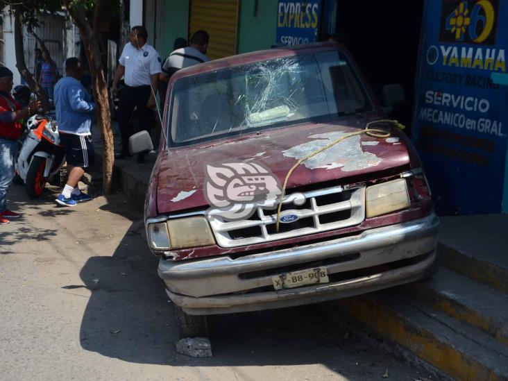 Camioneta se incrusta en fachada de negocio en Veracruz