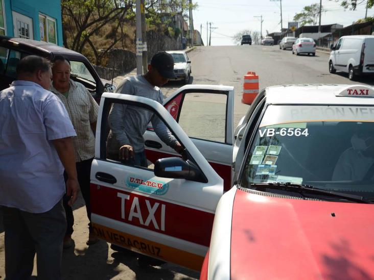 Camioneta se incrusta en fachada de negocio en Veracruz