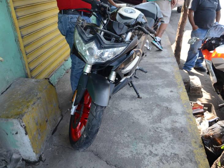 Camioneta se incrusta en fachada de negocio en Veracruz