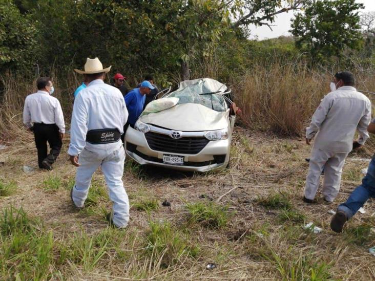 En Alvarado, vuelca conductora de camioneta: deja solo daños materiales