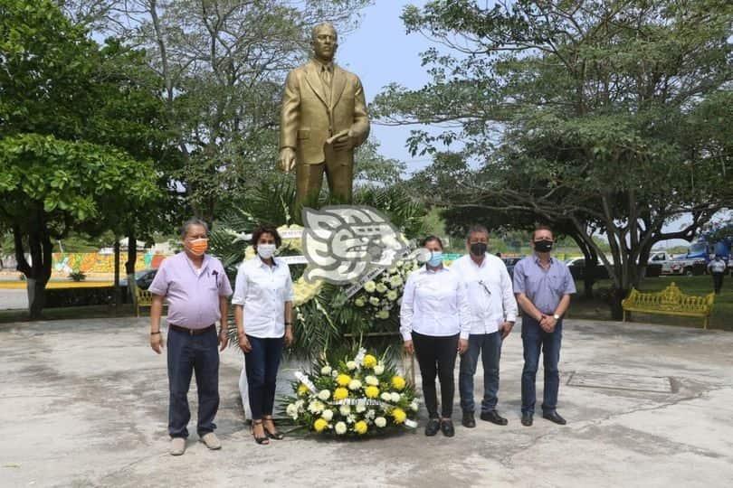 Colocan autoridades ofrenda floral en estatua del general Lázaro Cárdenas 