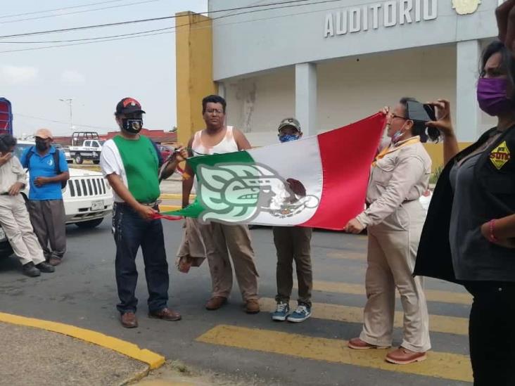 Por represión, transitorios protestan frente a la Sección 11