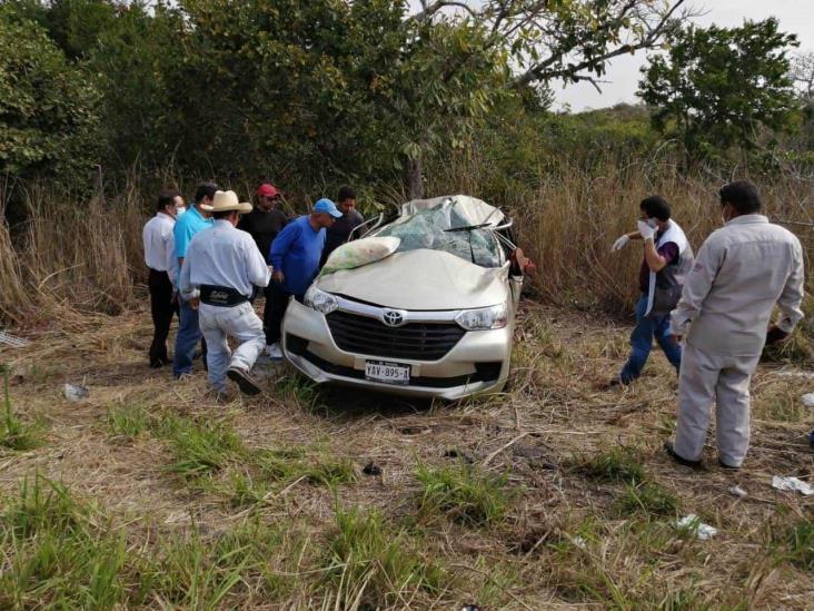 En Alvarado, vuelca conductora de camioneta: deja solo daños materiales