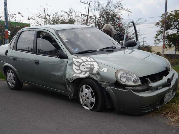 Chocan autos particulares en colonia Valente Díaz