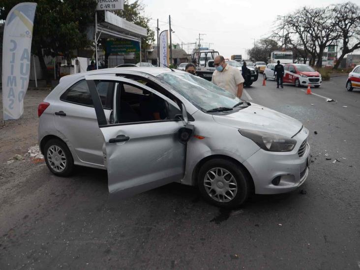 Chocan autos particulares en colonia Valente Díaz