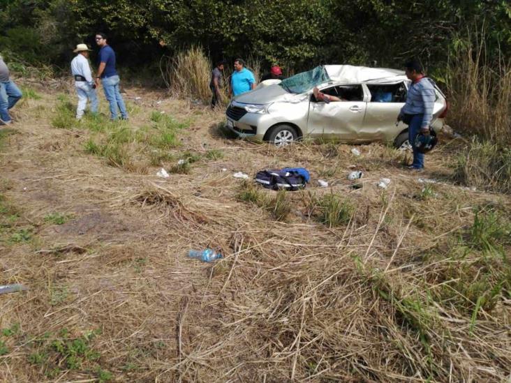 En Alvarado, vuelca conductora de camioneta: deja solo daños materiales