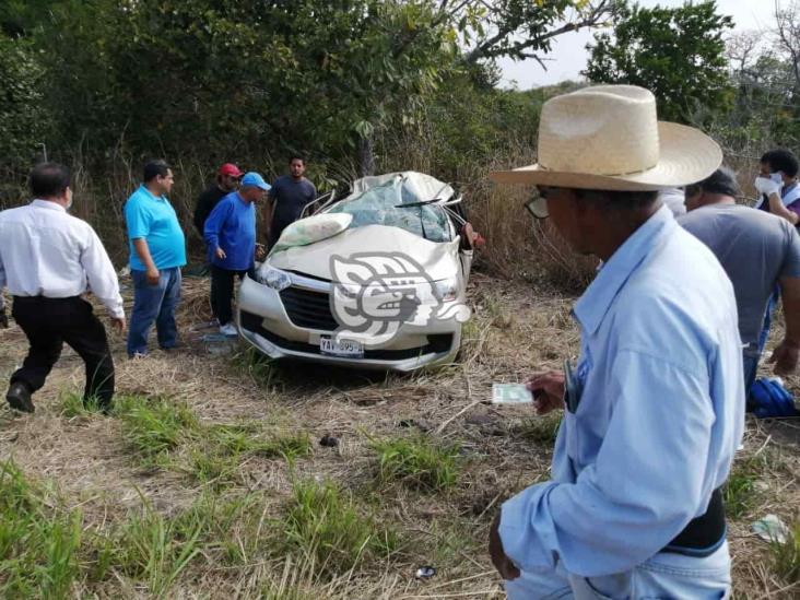 En Alvarado, vuelca conductora de camioneta: deja solo daños materiales